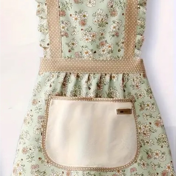 Floral Apron with Pocket Ruffle Details - Picture 3 of 10